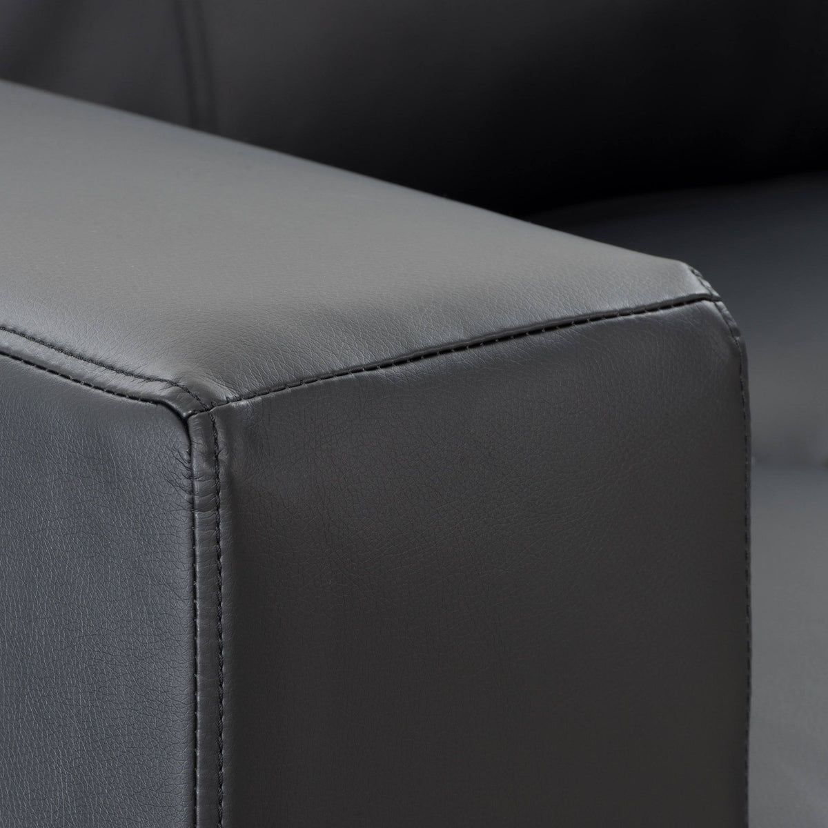 Tufted Bonded Leather Club Chair P137