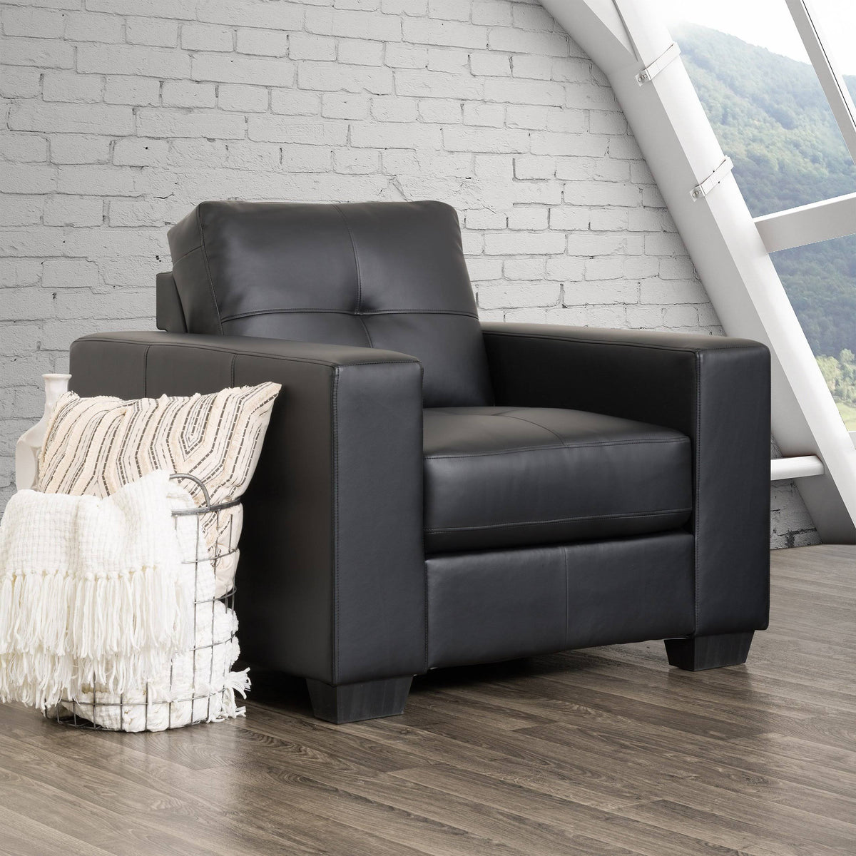 Tufted Bonded Leather Club Chair P137